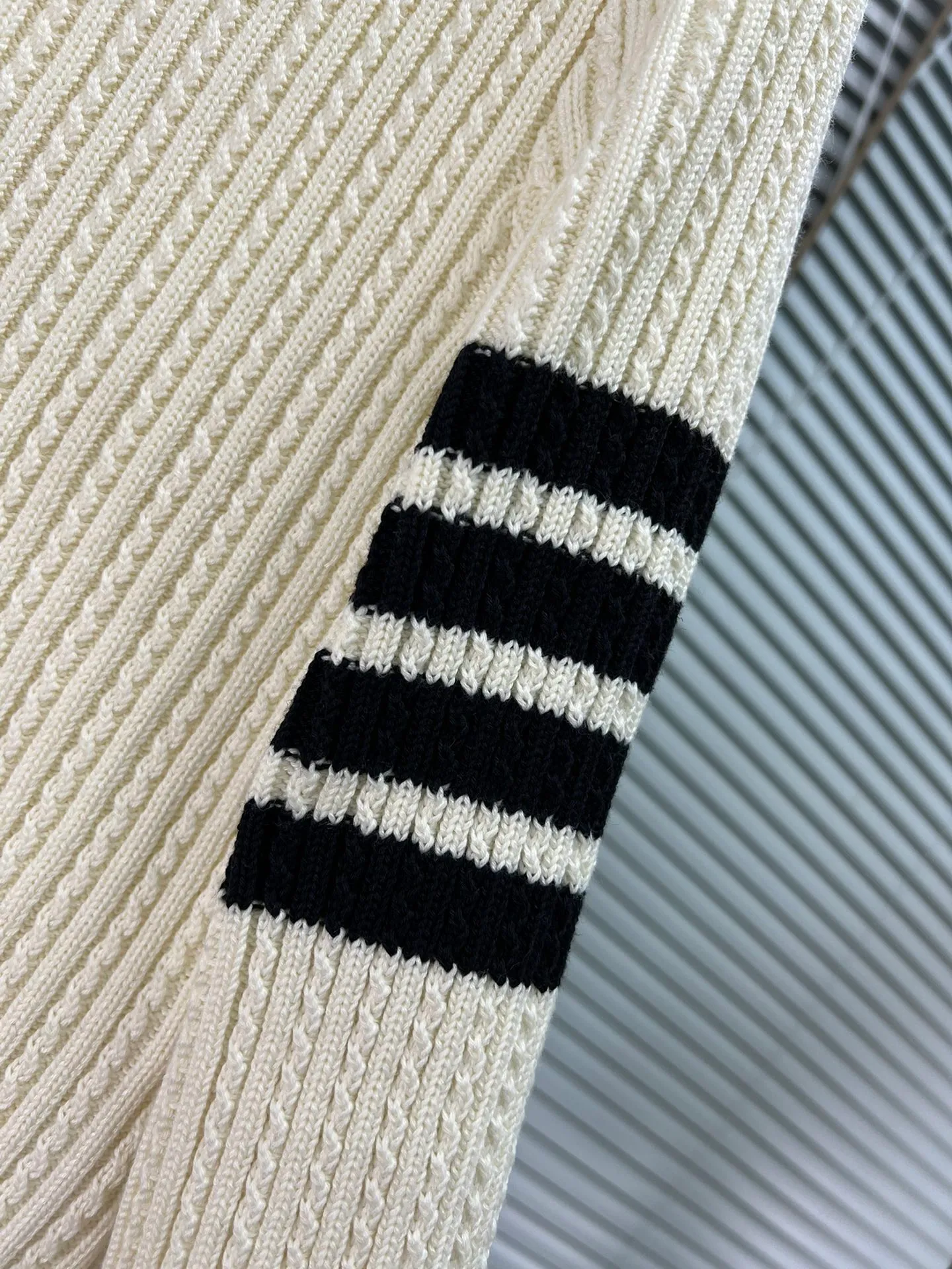 THOM BROWNE🇳🇱 V ： ， ， TB ， ， ， ， ， Sizes:0.1.2（SML） :Gray White